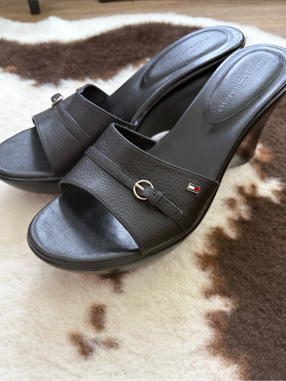 Tommy Hilfiger y2k Black Leather Open-Toe Heeled Mules with Buckle Accent